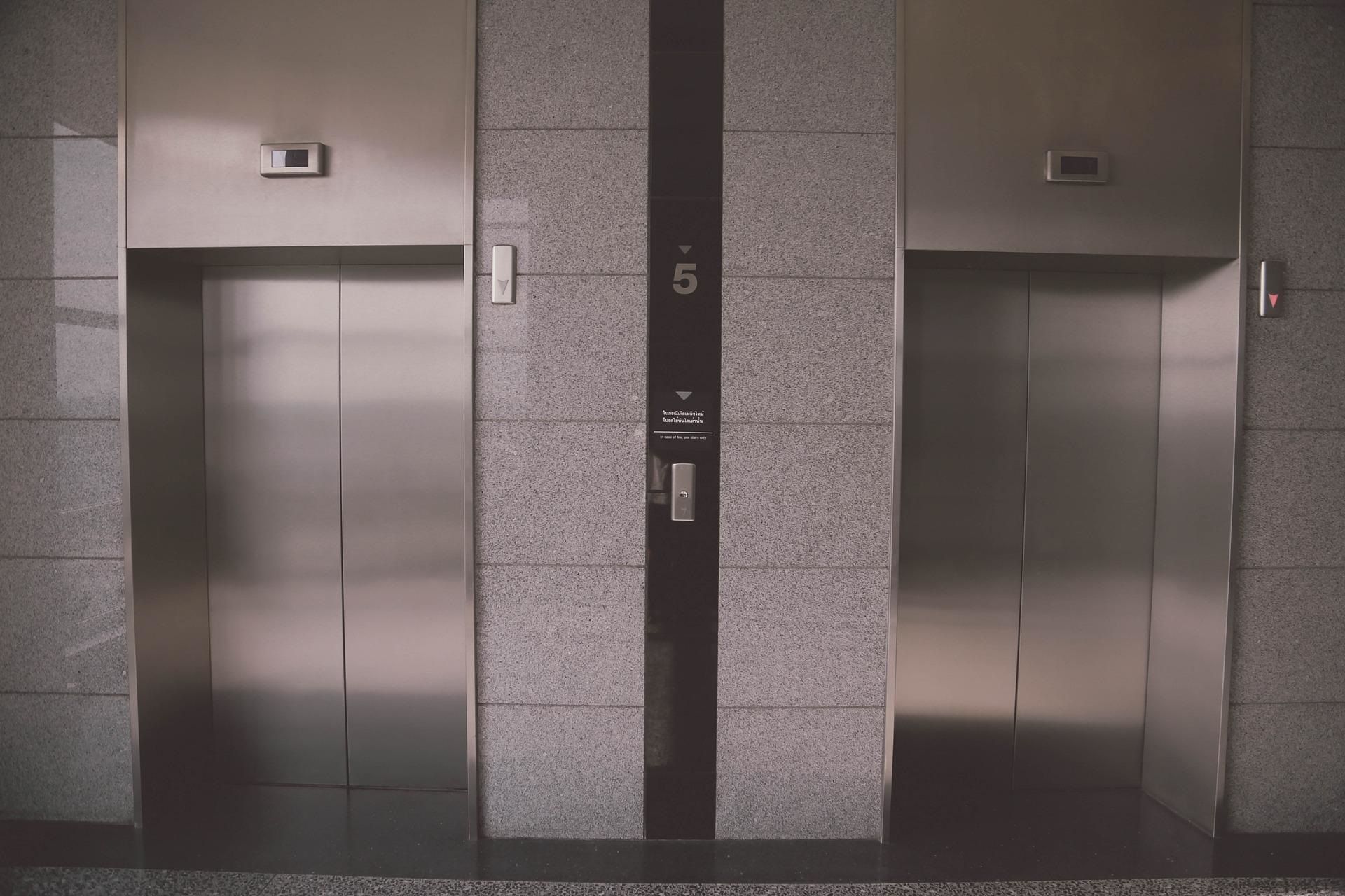la instalación de un ascensor a petición de un solo propietario