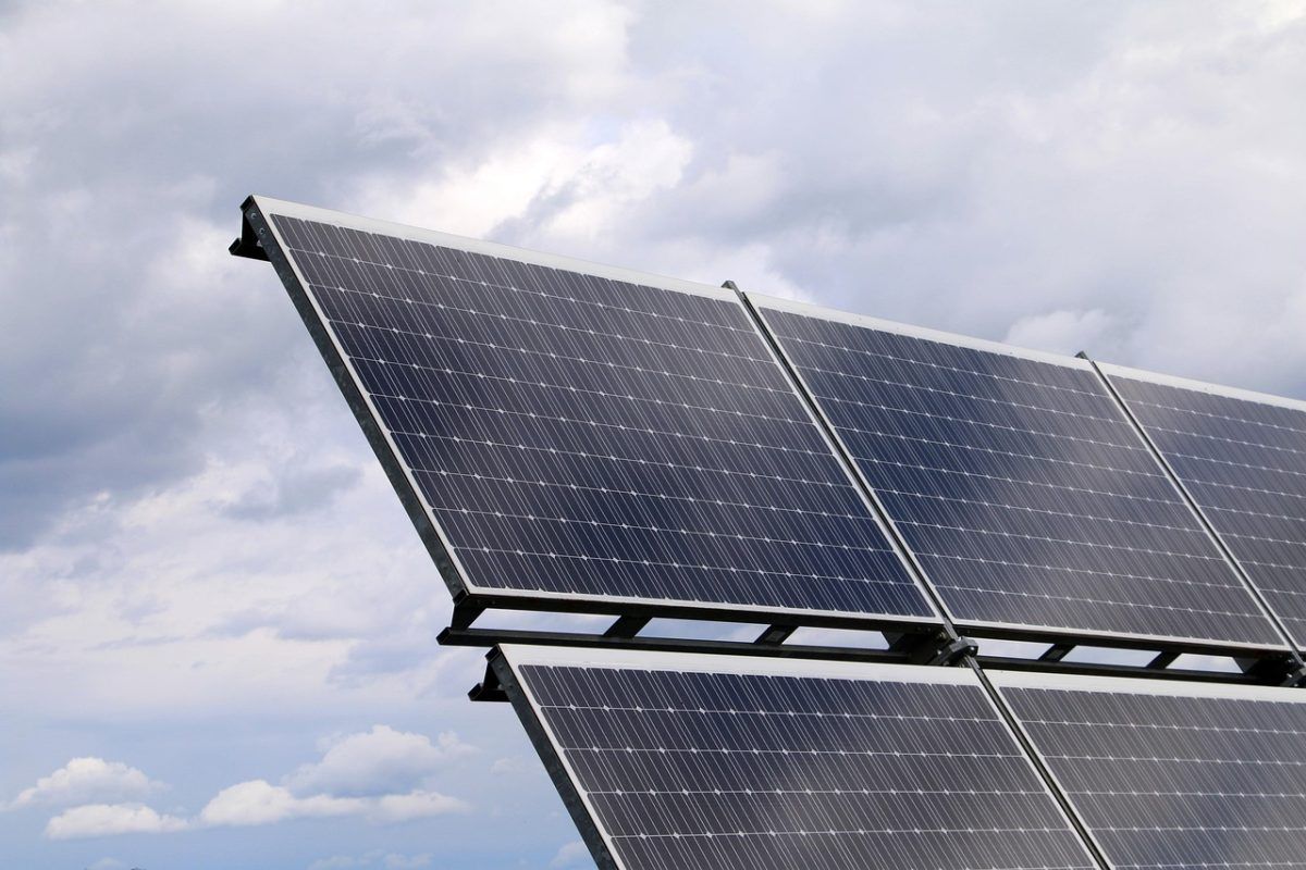 La instalación de placas solares en el tejado de la comunidad de propietarios